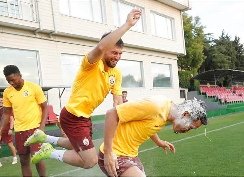 長友佑都さんのインスタグラム写真 - (長友佑都Instagram)「Thank you my friends 😘😘🎂🎉❤️💛 @galatasaray  #galatasaray  #family」9月13日 2時45分 - yutonagatomo55