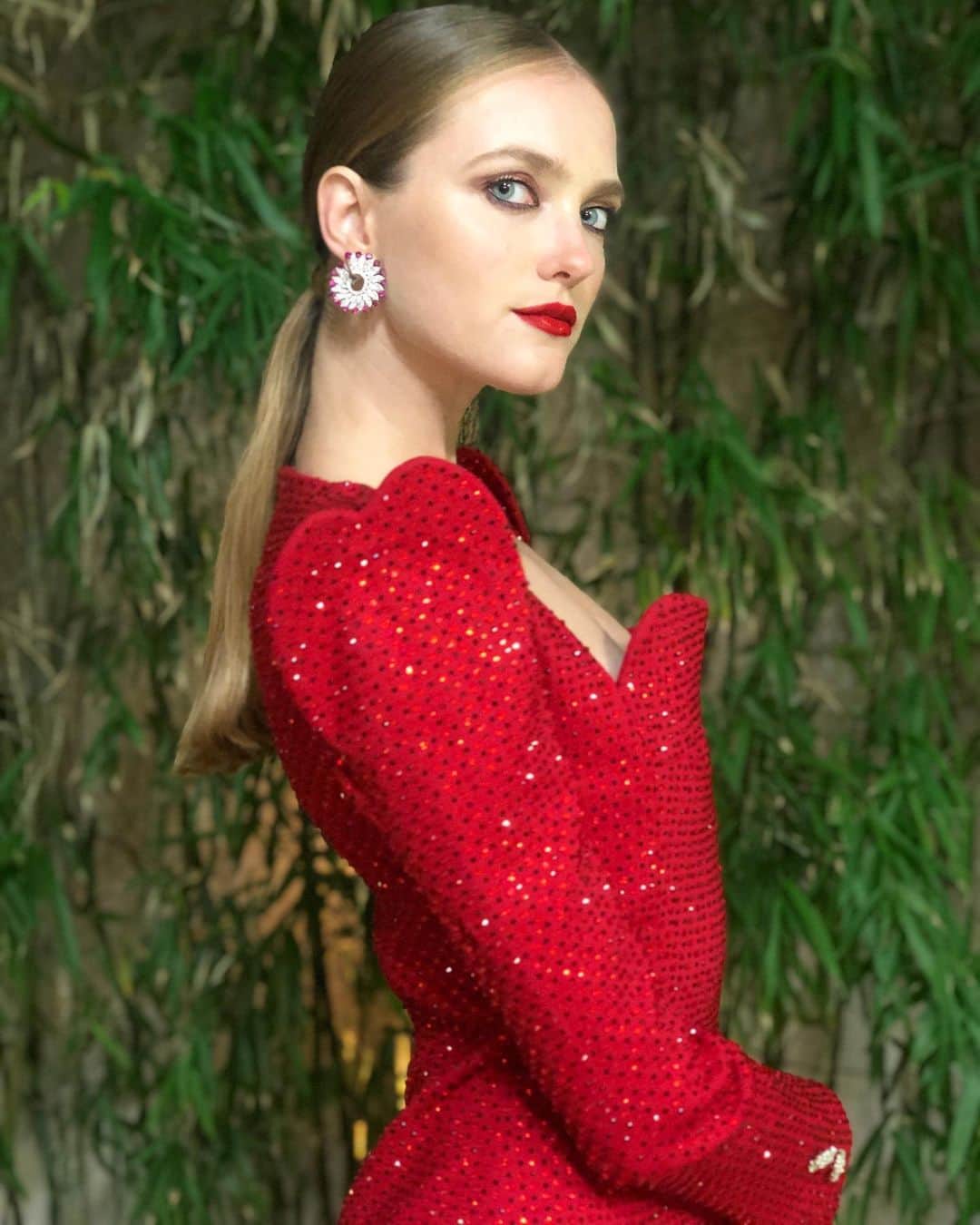 ヴラダ・ロスリャコヴァのインスタグラム：「Red Alert. #Unitasgala 👗 @raisavanessa 💎 @jacobandco 💄 @katsiadaniliuk」
