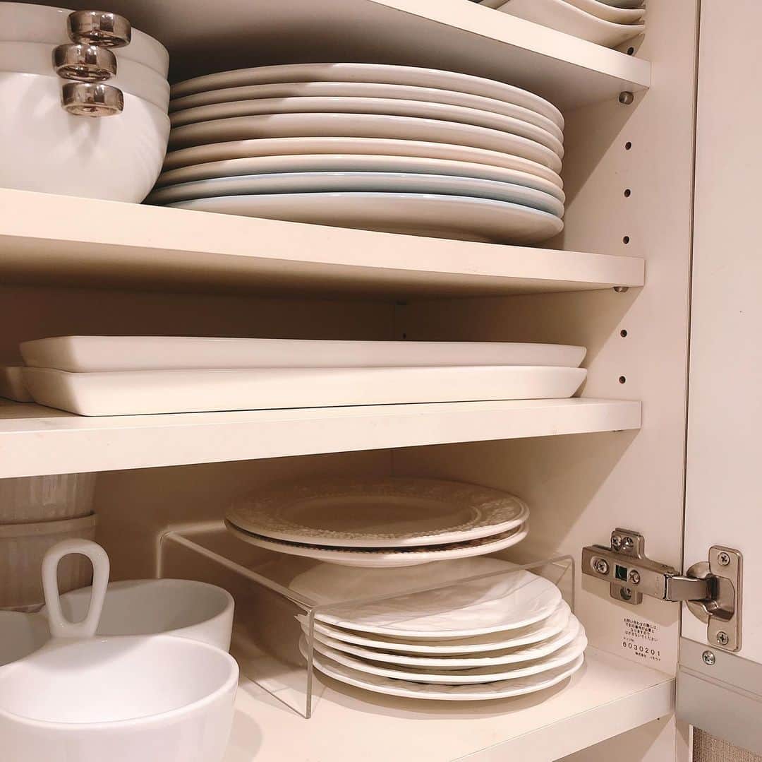 西口理恵子さんのインスタグラム写真 - (西口理恵子Instagram)「現在の我が家の食器棚。 棚板を2枚増やしています。 ダボ穴がないところは、 コの字ラックで対応しています。」9月13日 3時02分 - rieko_nishiguchi