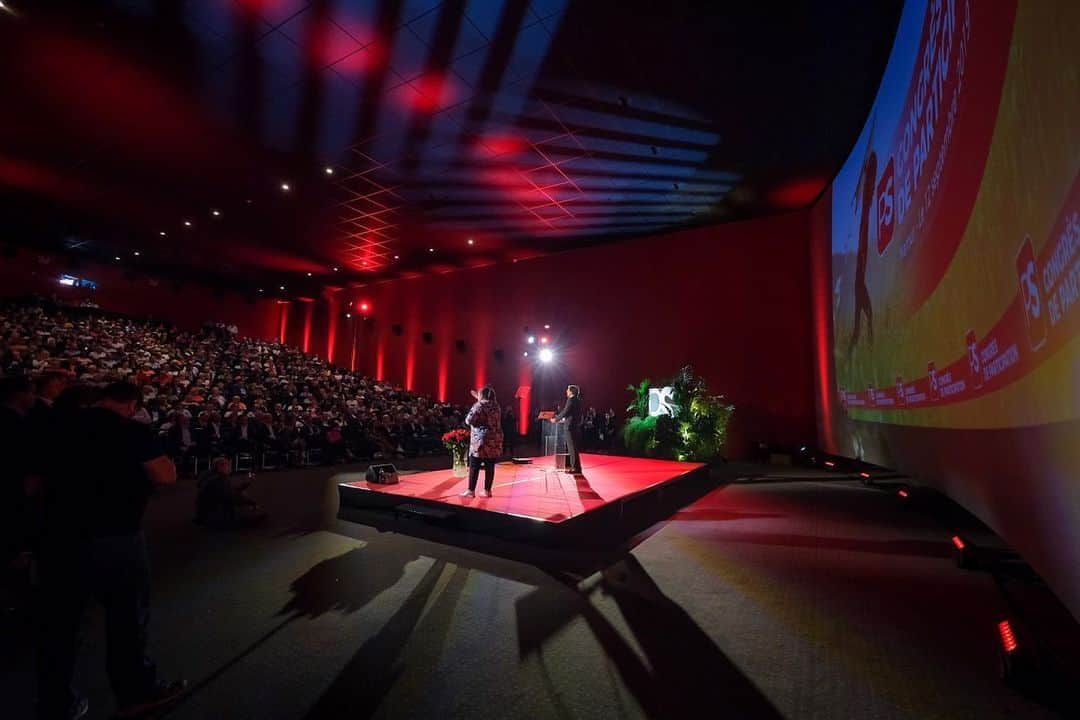 エリオ・ディルポさんのインスタグラム写真 - (エリオ・ディルポInstagram)「Ce soir, à Namur, nos militants ont approuvé à la quasi-unanimité les déclarations de politique pour former les gouvernements de la Wallonie et de la Fédération Wallonie-Bruxelles ! Bonne soirée à toutes et à tous 🌹#namur #congres #ps #partisocialiste #socialiste #gouvernement #wallonie #federationwalloniebruxelles  #instagood」9月13日 3時12分 - eliodirupo