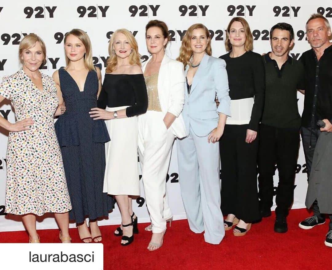 エリザベス・パーキンスさんのインスタグラム写真 - (エリザベス・パーキンスInstagram)「#Repost @laurabasci ・・・ Check out these showstoppers at the #sharpobjects screening with the elegant @elizabethperkins wearing a custom #laurabasci suit with a handbeaded top ✨ #tbt」9月13日 3時12分 - elizabethperkins