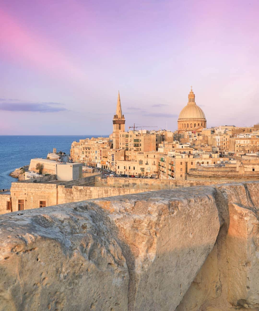 Rich McCorさんのインスタグラム写真 - (Rich McCorInstagram)「AD| I'm in Malta this week & I started the trip with a bang courtesy of the Noon Gun at the Saluting Battery- there's also a 4pm Gun but I was lost somewhere in Valletta's picturesque streets by then taking the second snap in this carousel. Once I found my bearings I made my way over to the Sliema facing side of the city to find a decent view of the Basilica at sunset which, it turns out, can be found from a car park (the best city views usually are). Then I ended the evening over at the Triton Fountain watching the street performers whilst snapping the last snap in this carousel @visitmaltauk #VisitMalta #Valletta #Malta」9月13日 3時05分 - paperboyo