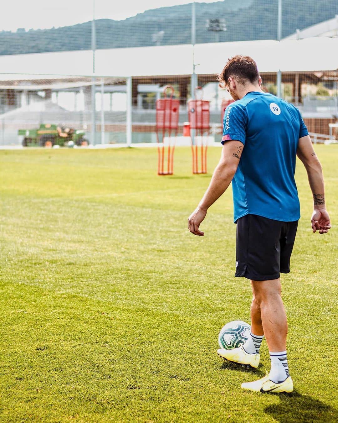 イバイ・ゴメスのインスタグラム：「Ready for tomorrow! ¡Vuelve @laliga ! ⚽️ ¡Y queremos seguir creciendo! 💪🏼 Aupa @athleticclub ! 🦁 🔴⚪️」