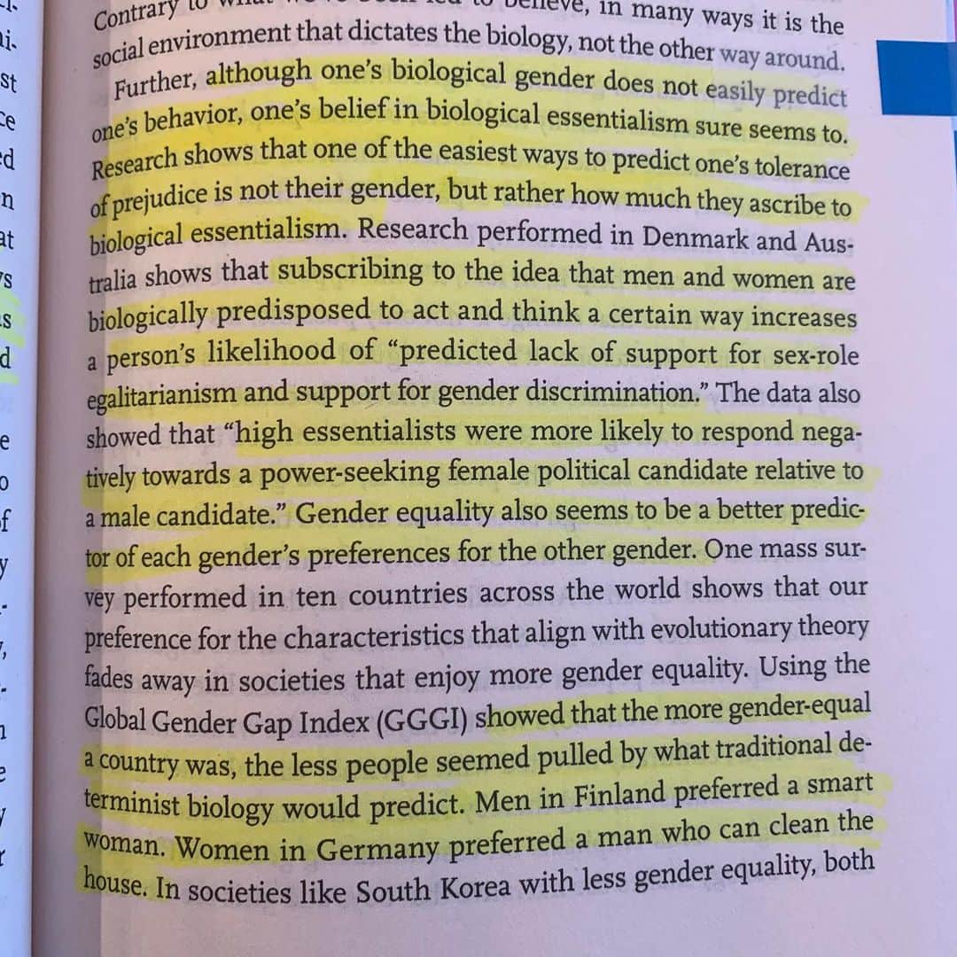 マット・マクゴリーさんのインスタグラム写真 - (マット・マクゴリーInstagram)「"For The Love Of Men: A New Vision For Mindful Masculinity" by Liz Plank @feministabulous # My friend's book just came out this week! I'm so very grateful for her work in this area...this book is a gift. "For The Love of Men" is a powerful, effective, accessible, and well-researched guide to presenting a vision of masculinity that is the only viable alternative to the most common one...a masculinity that is rooted in male dominance and adherence to gender roles.  This would be a great book for people of any gender looking to more fully understand men, masculinity and patriarchy.  For the men out there looking to explore a new way of being, this book will be a valuable asset.  And for women and gender non-conforming people, this book would be a great primer for the well-intentioned men in your life whom you hope to dive deeper into allyship.  # I really loved that Liz lifted up the stories of men of various identities, exploring how the cage of performing masculinity differently affects trans men, men of color, men with disabilities, gay and bisexual men...all of whom are impacted differently by the combination of patriarchy and other forms of oppression.  And she compellingly makes the argument that so many women and gender non-conforming people know to be true...gender equity benefits people of ALL genders.  Dismantling patriarchy both inside of ourselves and in the world around us is the ONLY way men can be their highest and best selves.  #FTLOMBOOK @stmartinspress # My Booklist: bit.ly/mcgreads (link in bio) #mcgreads」9月13日 3時14分 - mattmcgorry