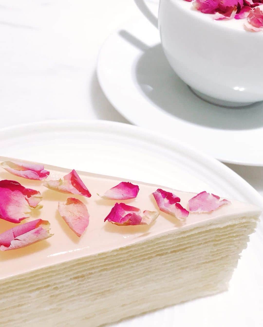 鈴木涼美さんのインスタグラム写真 - (鈴木涼美Instagram)「Rose latte. たまにはインスタ映えのもの載せるよ笑。 #ladym #hk #香港 #cafe」9月13日 3時22分 - suzumisuzuki