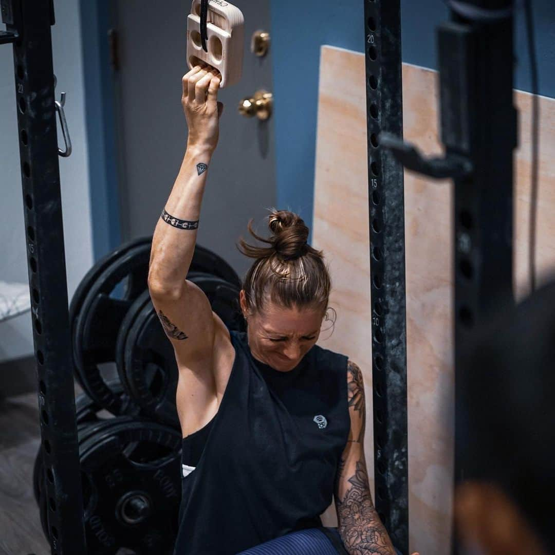 アレックス・ジョンソンさんのインスタグラム写真 - (アレックス・ジョンソンInstagram)「The first time I tested my pull-down strength and finger strength was in June, right after the Vail World Cup. @technicallystrong designed my training program based on the numbers. @c4hp has a scale and a computer program that captures rate of force down to the tenth of a pound, and duration of force down to the tenth of a second. Objective, quantifiable data is something I’ve found immensely important in my training lately. My training is designed perfectly for me specifically; I don’t waste time training things I’m already great at, and spend more time focusing on weaknesses I didn’t know I had. Pretty excited to say that in my latest retest my 90° pull is up 13lbs, my 120° pull is up 38 pounds, and I can rip 20 extra pounds on a 20mm edge for twice the duration. GAINZ. Thanks @technicallystrong & @c4hp for making me beastly. The rest is up to me. 📷 @breezy0811」9月13日 3時24分 - alexjohnson89