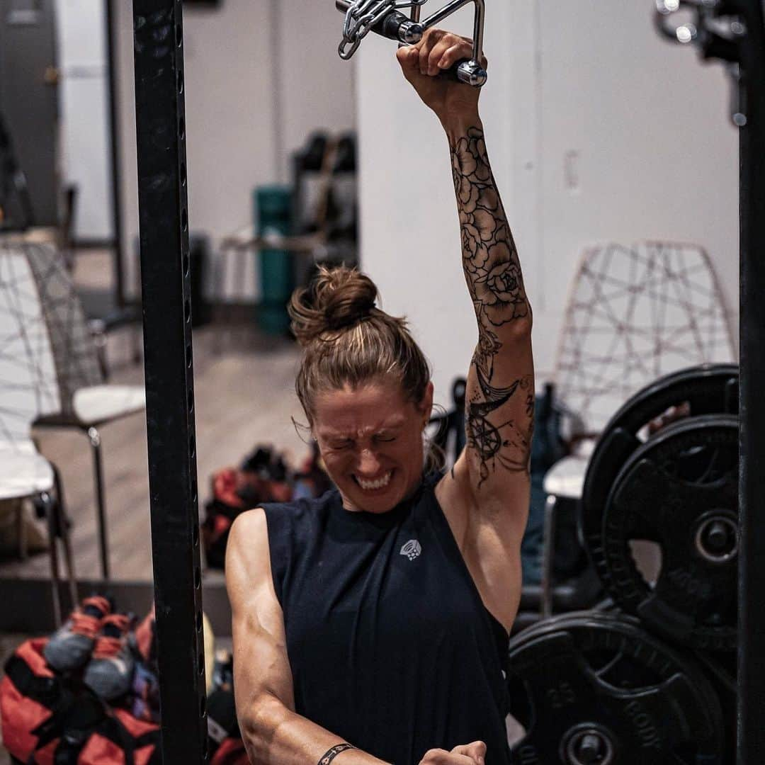 アレックス・ジョンソンさんのインスタグラム写真 - (アレックス・ジョンソンInstagram)「The first time I tested my pull-down strength and finger strength was in June, right after the Vail World Cup. @technicallystrong designed my training program based on the numbers. @c4hp has a scale and a computer program that captures rate of force down to the tenth of a pound, and duration of force down to the tenth of a second. Objective, quantifiable data is something I’ve found immensely important in my training lately. My training is designed perfectly for me specifically; I don’t waste time training things I’m already great at, and spend more time focusing on weaknesses I didn’t know I had. Pretty excited to say that in my latest retest my 90° pull is up 13lbs, my 120° pull is up 38 pounds, and I can rip 20 extra pounds on a 20mm edge for twice the duration. GAINZ. Thanks @technicallystrong & @c4hp for making me beastly. The rest is up to me. 📷 @breezy0811」9月13日 3時24分 - alexjohnson89