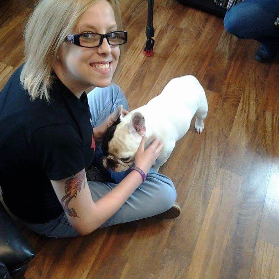 Manny The Frenchieのインスタグラム：「Our dear friend lost her battle with Cystic Fibrosis last night. Manny will always be grateful for his visit with her. Her smile brought joy to many people. We wanted to honor her by helping her family with the funeral and remaining medical costs. We are asking you friends to help anyway you can from the bottom of our hearts. We also wanted to raise awareness for this horrible disease. Rest in Peace Joycelun. You will be missed by so many people. You can click on the link in my bio to help www.mannyandfriends.org」