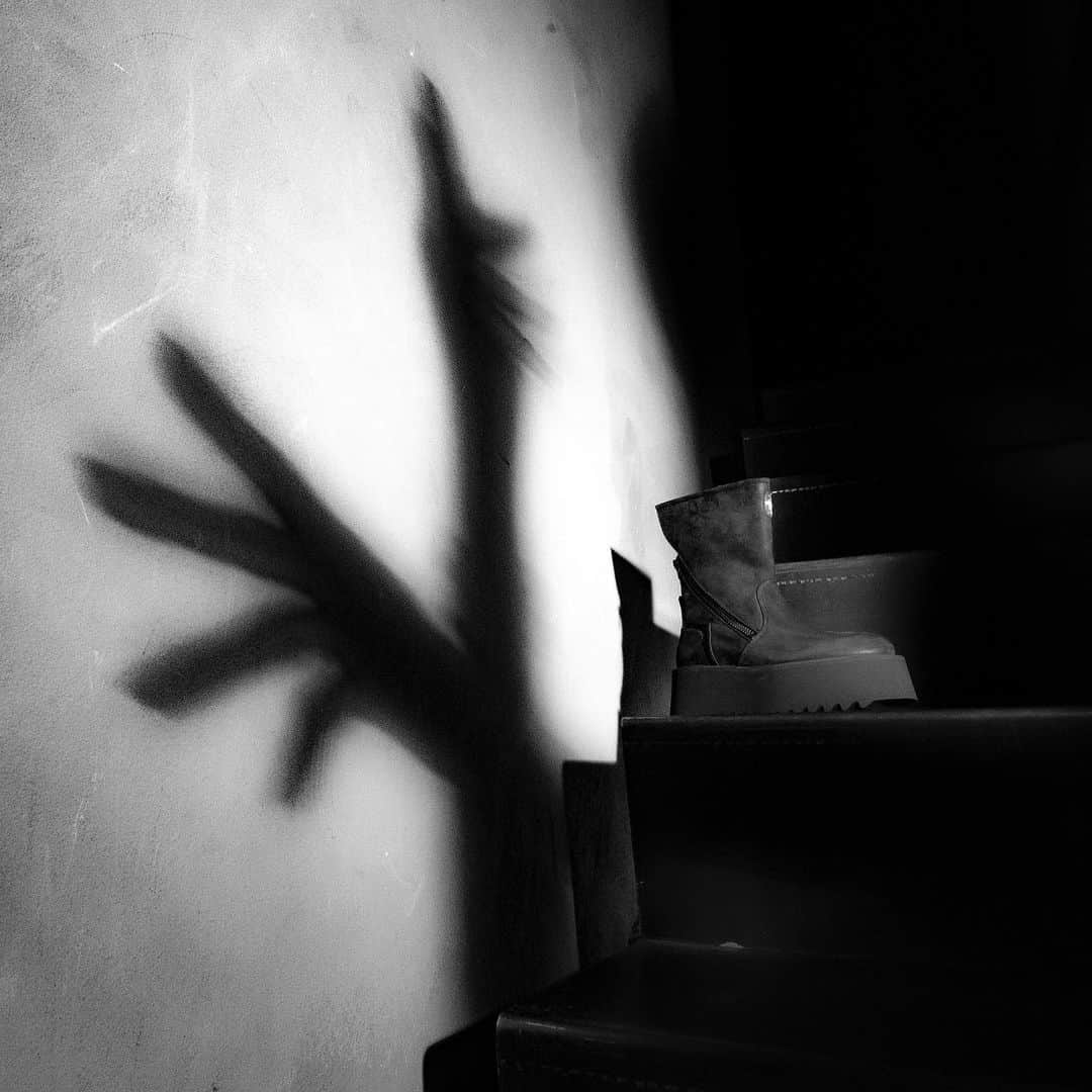 のインスタグラム：「Shadows and Nabuk  By  @brunobordese_official  Ph @minivideodomenico_mariniello Artdirencion + hands @valentinaserra10  #shadow #editorial #fashionshoes #nabuk  #brunobordese #dc #boots #shoes」
