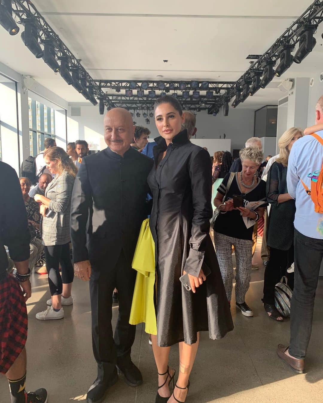 Nargis Fakhri さんのインスタグラム写真 - (Nargis Fakhri Instagram)「#NYFW2019 I came home to visit mom and ended up seeing @bibhumohapatra show. It was absolutely lovely. I bumped into a few peeps looking stylish @youngparis & @anupampkher & @nonitakalra .  Even though i hurt myself that day i had a good time . 😀 Thanks Team . #MUA @malihajkhan  #Hair @ricbrenin  #styling & #manager @mahakbrahmawar  #food @littlemissbaker__  #outfit @bibhumohapatra  #photo @aqeeltoberia  #video #photos @mark_claudio  Hope i didn’t leave anyone out. Y’all the best.」9月13日 3時42分 - nargisfakhri