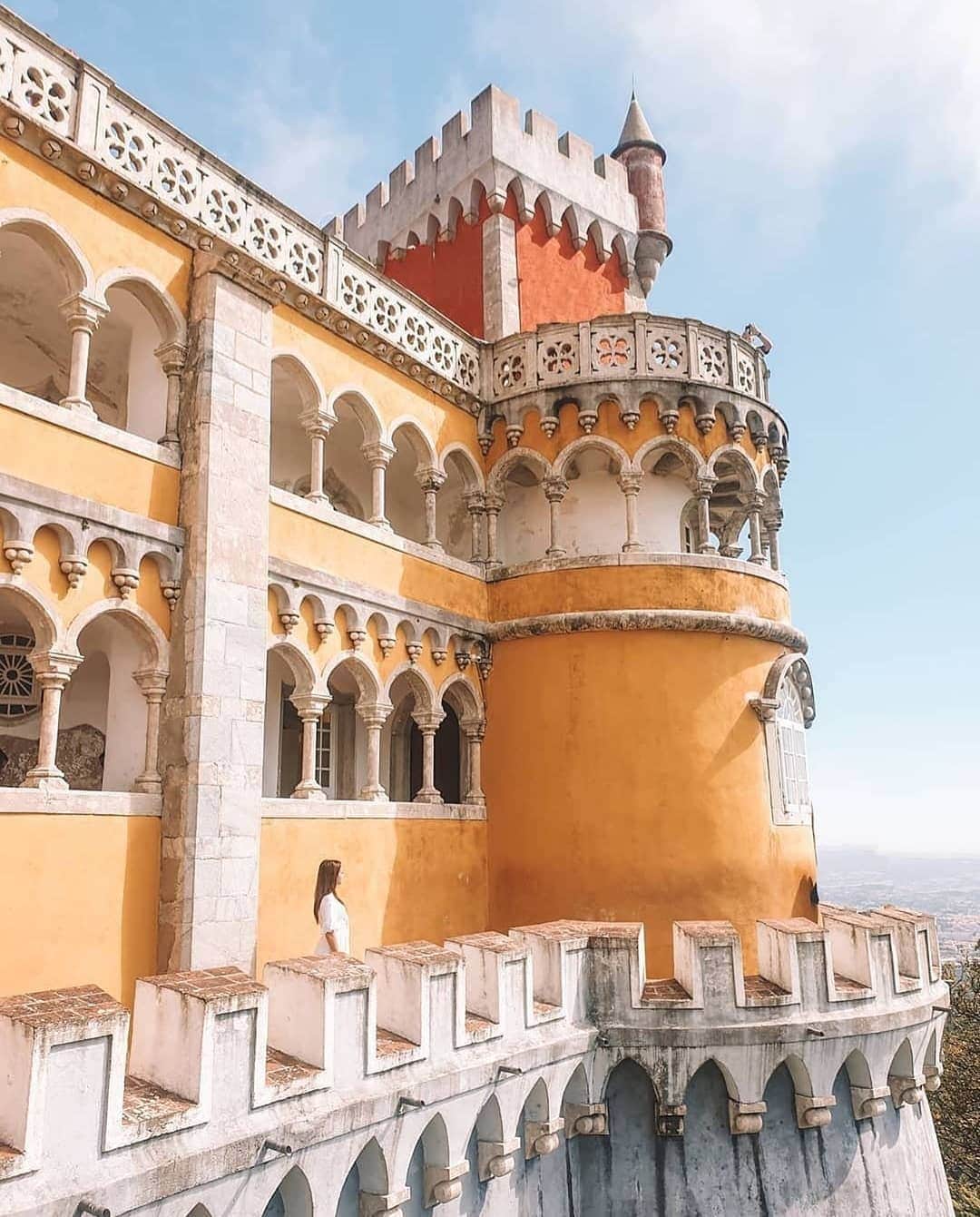 のインスタグラム：「Pena Palace at Sintra (Portugal) is a beautiful place to visit as you can see at this @llevame__contigo photo at @igersportugal 😍🙌📸 #igersportugal #portugaldenorteasul #igers」