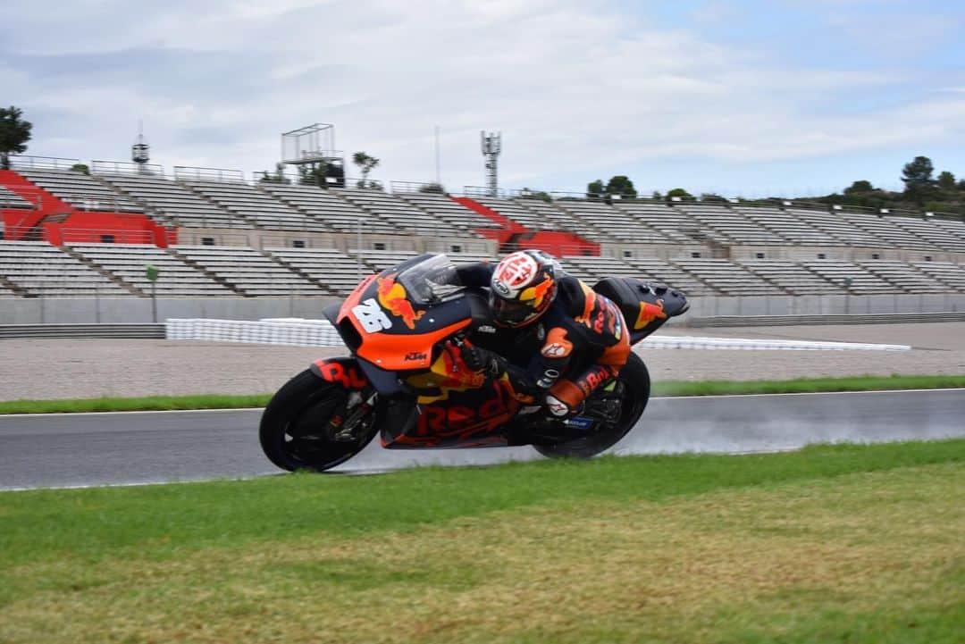 ダニ・ペドロサさんのインスタグラム写真 - (ダニ・ペドロサInstagram)「Valencia test! 🌨☔ #ktm #redbull #aplinestar #test #motogp」9月13日 3時49分 - 26_danipedrosa