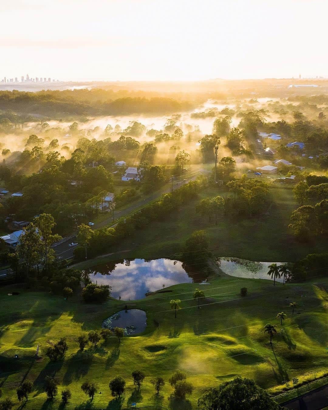 Australiaさんのインスタグラム写真 - (AustraliaInstagram)「Looks like a mis-tee morning at @tallaicountrygolfclub. ⛳  A 25-minute drive from @destinationgoldcoast, @blaze_parsons visited this @queensland golf club in the beautiful hinterland area amongst lush mountains, vineyards and wineries. Play a round of golf and celebrate your win (or your mate’s) with some wine-tasting in the region; you can’t go past @witchesfallswinery, @sirrometwines and @cedarcreekestate which also have incredible restaurants on-site.  #seeaustralia #thisisqueensland #WeAreGoldCoast #travel #thegreatoutdoors」9月13日 4時00分 - australia