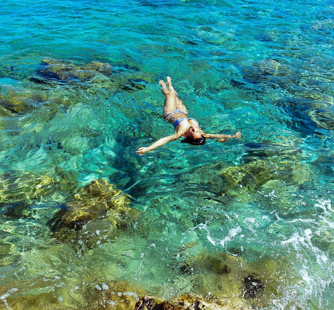ジョージア・メイ・フットのインスタグラム：「Living My Best Mermaid Life 🧜‍♀️ #mermaid #sea #crete」