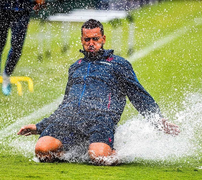 ルベン・ヴェソのインスタグラム：「Feeling like @didierdrogba 😎🌊💦」