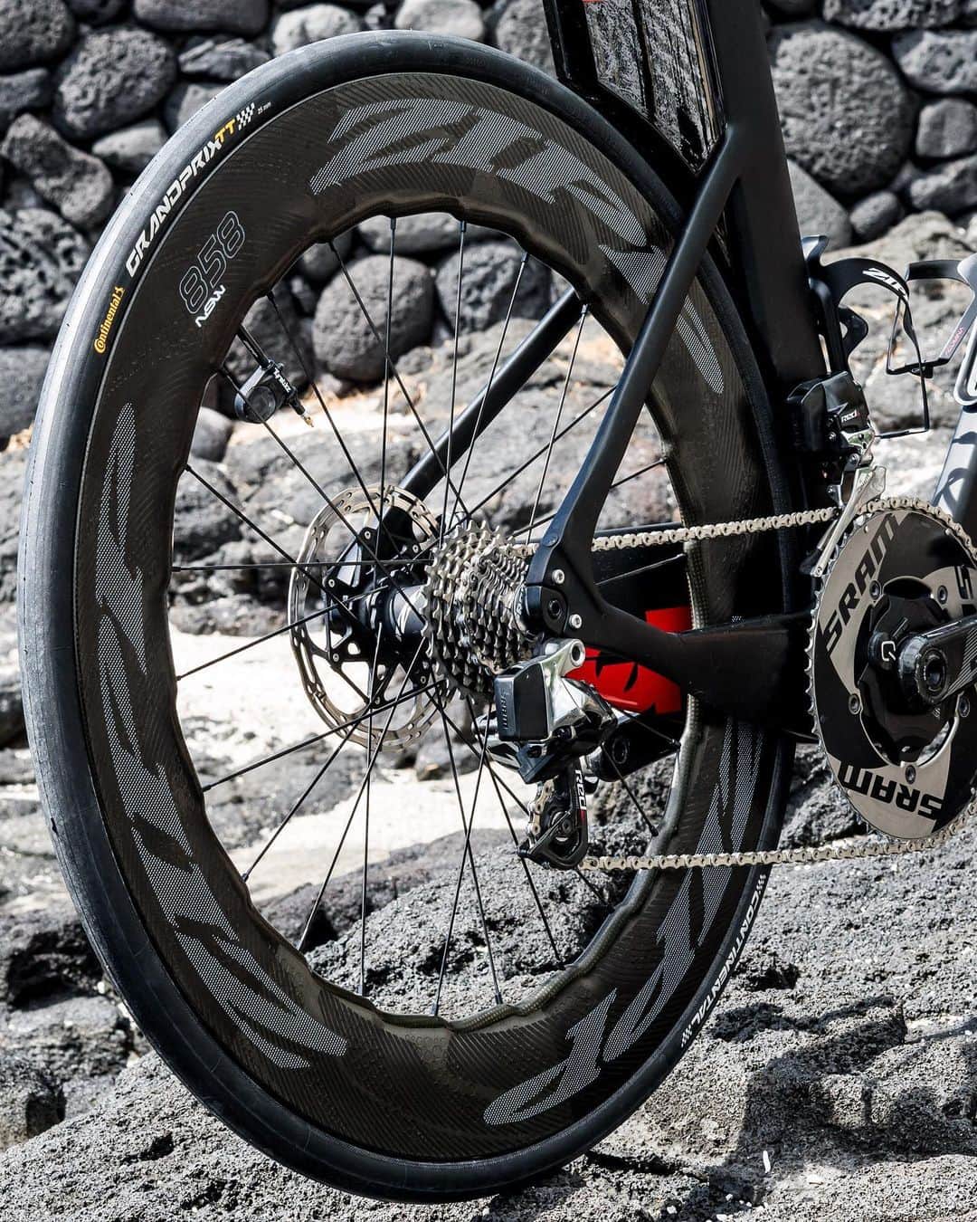 Zipp Speed Weaponryさんのインスタグラム写真 - (Zipp Speed WeaponryInstagram)「Want new wheels for Kona? “Trade In, Speed Up” program extended to owners of select non-Zipp carbon wheels. Details in link. 📷 @nilsnilsen  #Zippspeed #makingyoufaster」9月13日 4時36分 - zippspeed