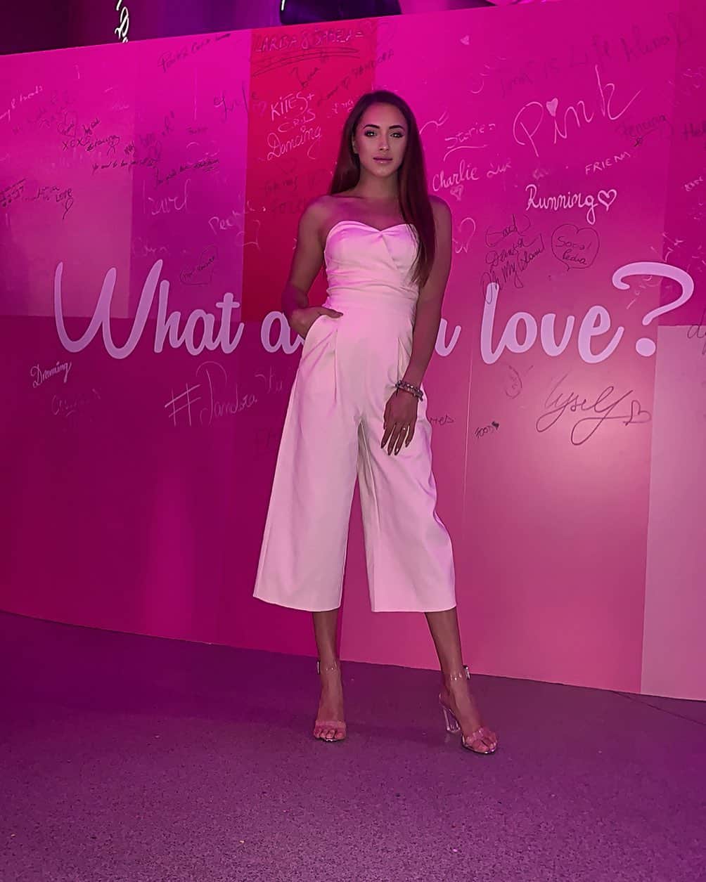 ラリサ・ヨルダケのインスタグラム：「tonight is about @theofficialpandora 💓 - What do you love?」