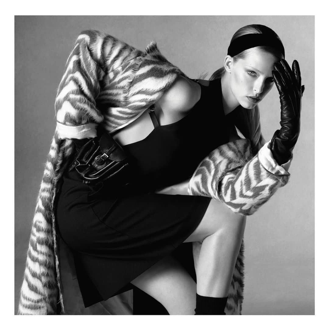 アビー・チャンピオンのインスタグラム：「NEW @anothermagazine @julienmartinezleclerc @emmawyman @alexbrownsell @niamhquin @noah_shelley_casting 🖤🖤」