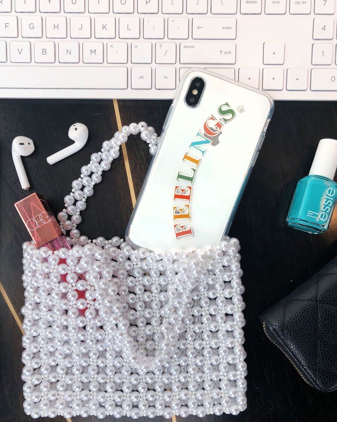 VELVETCAVIARさんのインスタグラム写真 - (VELVETCAVIARInstagram)「Here’s what’s in our bag 👜✨: air pods, @narsissist lipgloss, our Feelings case, wallet, and nail polish. What’s in yours? Shop 👉🏻 @velvetcaviar. #velvetcaviar #makeup #beauty」9月13日 4時43分 - velvetcaviar