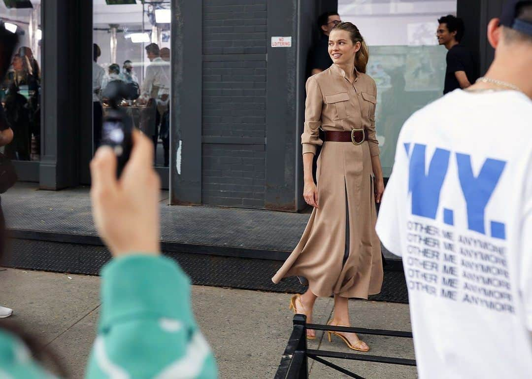 Victoria Leeさんのインスタグラム写真 - (Victoria LeeInstagram)「@mrstreetpeeper 📸 outside @gabrielahearst @voguerunway」9月13日 4時47分 - victorialee