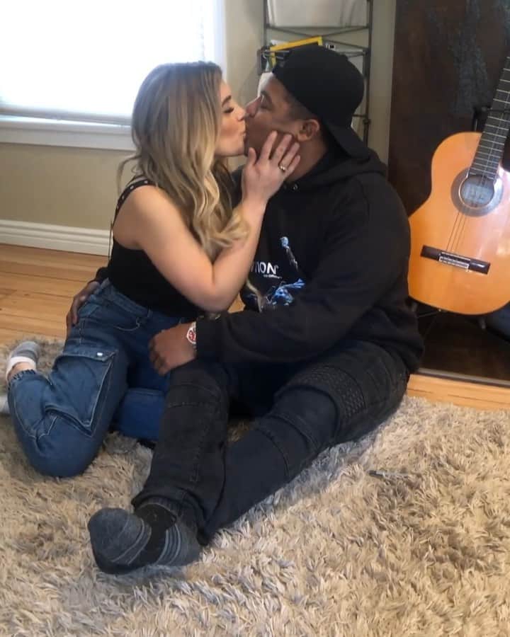 Hannah Stockingのインスタグラム：「Which one are you? 💑 VS. 🙍‍♀️ @hanagiraldo @kylemassey @mr_kent1」