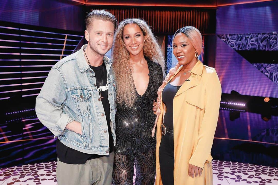 レオナ・ルイスのインスタグラム：「So much fun working with these beauties 💛 on @nbcsongland artists uplifting artists uplifting artists 🎶 check our tuuuune #soloquiero ✨✨✨」