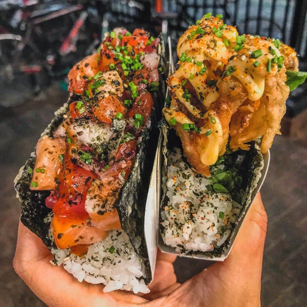 Eat With Steph & Coのインスタグラム：「[CLOSED]‼️GIVEAWAY TIME‼️ SUGOI?!!! Remember THESE bad boys from last month? Well this week I’ve teamed up with @sugoijpn to give you a chance to win two noritacos, two sides and two soft drinks (Latin ones) at their Mother Kelly’s trailer in Bethnal Green.  What are these things? You might ask. These are crunchy tempura nori seaweed shells filled with sushi rice topped with a variety of things. You’re looking at Senior Crab with soft shell crab and Chingon with sashimi-style chunks of tuna and salmon. Y-U-M!! To enter, just do the following simple steps: 1. Like this photo 2. Follow @sugoijpn @eatwithsteph_ldn and @vernahungrybanana 3. Tag someone you’d take with you to try these babies!  Each comment is taken as an individual entry, and you can enter *as many times as you like*, so tag away!! Competition will close on Monday at 6pm. Good luck and GO GO GO!!!!! 📷 @vernahungrybanana  #sugoi #competition #giveaway #tagafriend #nori #tacos #fusion #closeup #japanese #sushi #sushiburrito #seafood #crab #tuna #yum #invite」