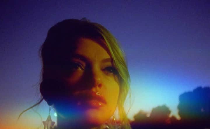 HEY VIOLETのインスタグラム：「QUEEN OF THE NIGHT VIDEO IS OUT NOW // click the link in our bio OMGOMGOMG」