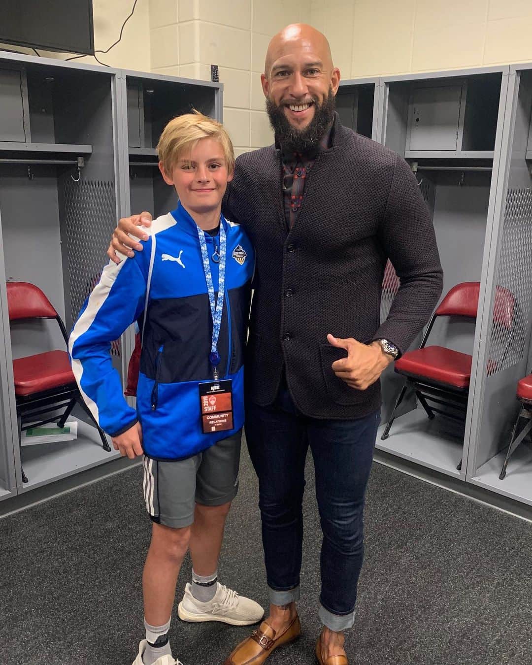 ティム・ハワードのインスタグラム：「Last night we had two #HowardsHeroes! Jack, age 13, was diagnosed with TS 2 years ago and enjoys soccer, skiing, basketball and video games. Michael, age 12, was diagnosed with TS in February, and loves to dance. Always an honor to meet these kids!」