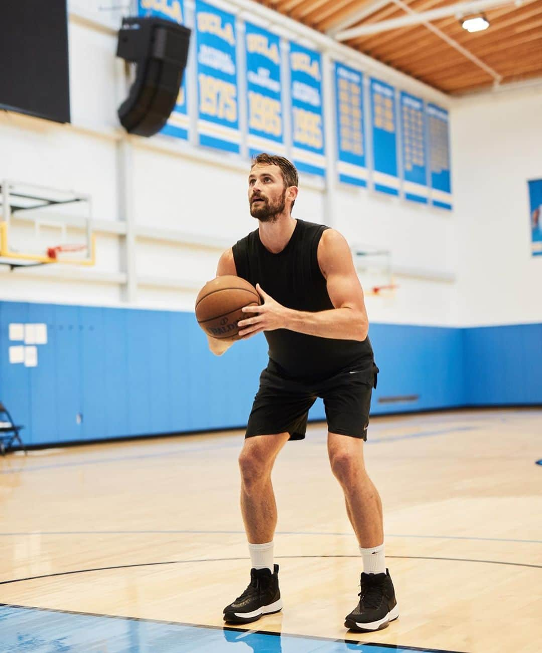 ケビン・ラブさんのインスタグラム写真 - (ケビン・ラブInstagram)「🥊’ing the ⏰. @uclambb (📸: @derekkettela)」9月13日 5時23分 - kevinlove