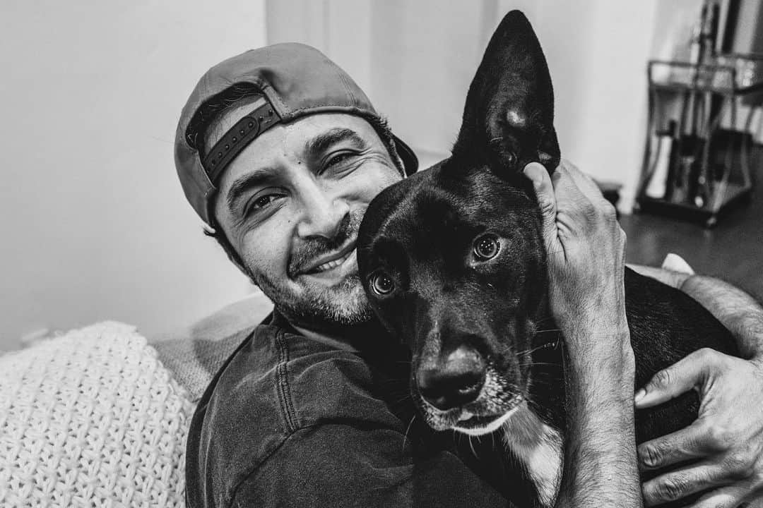 ユージン・バードさんのインスタグラム写真 - (ユージン・バードInstagram)「Pej Vahdat. Actor. Dog Parent (pictured w/Zinny) #tbt #portrait #leica #bw #byrdtography #inmybag」9月13日 5時20分 - vududaddy