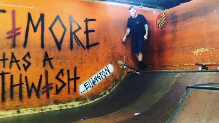 のインスタグラム：「Slowly but surely coming back to me. 🤙🏻🛹 #skateboard #miniramp #baltimore #vuskateshop #fitness #oldmanskatesesh #tattoos #letsgo #stillgotit #smile #laugh #alltimelow」