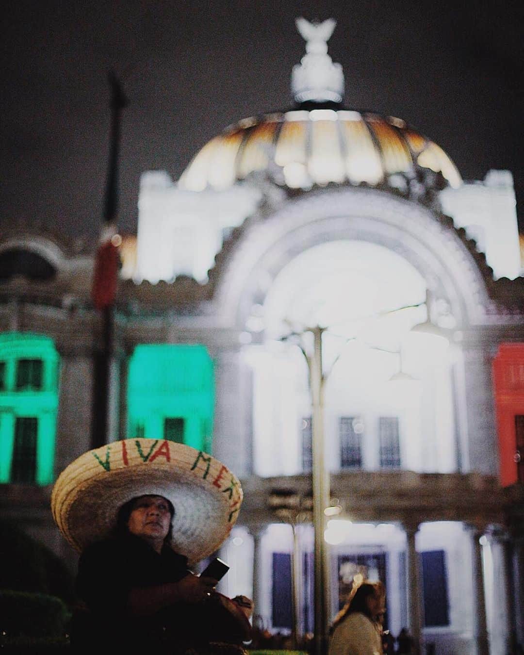 Chad Santosさんのインスタグラム写真 - (Chad SantosInstagram)「メキシコ万歳🇲🇽 📸 #メキシコシティ #メキシコ #メキシコ万歳 #メキシコ人 #家族 #visualambassadors #streetphotography #bokehkillers #vscocam #natgeo #picoftheday #mexicocity #mextagram #paisajedfeño #reportagespotlight #MexInstantes #primerolacomunidad #igers #thephotosociety #igerscdmx #theportraitpr0ject #streetleaks #bestreet #lensculture #burnmagazine #inspirationcultmag #diadelaindependencia #portrait」9月13日 5時29分 - elchadsantos