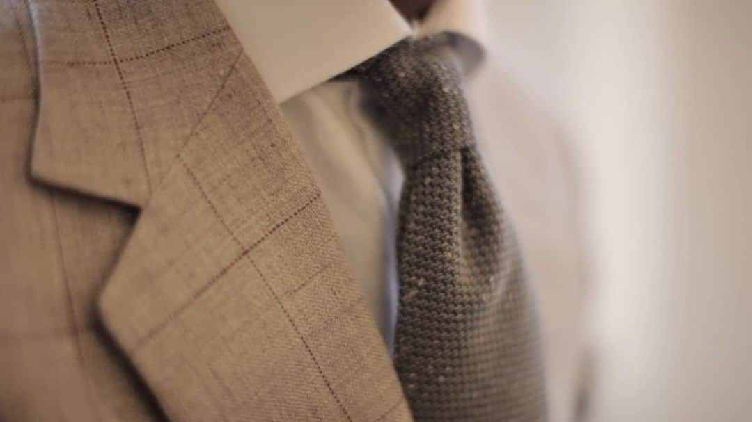 のインスタグラム：「Our grey diagonal slub silk tie has all of the quality and finesse of a classic silk tie, but with a truly distinctive finish. in a design exclusive to Huntsman; our ties are hand cut and hand rolled in England. The beauty of a slub silk tie is not only the quality, but the versatility. Paired as well with brushed cotton and hopsack as with conventional suiting, it's a tie which proves itself time and time again.」