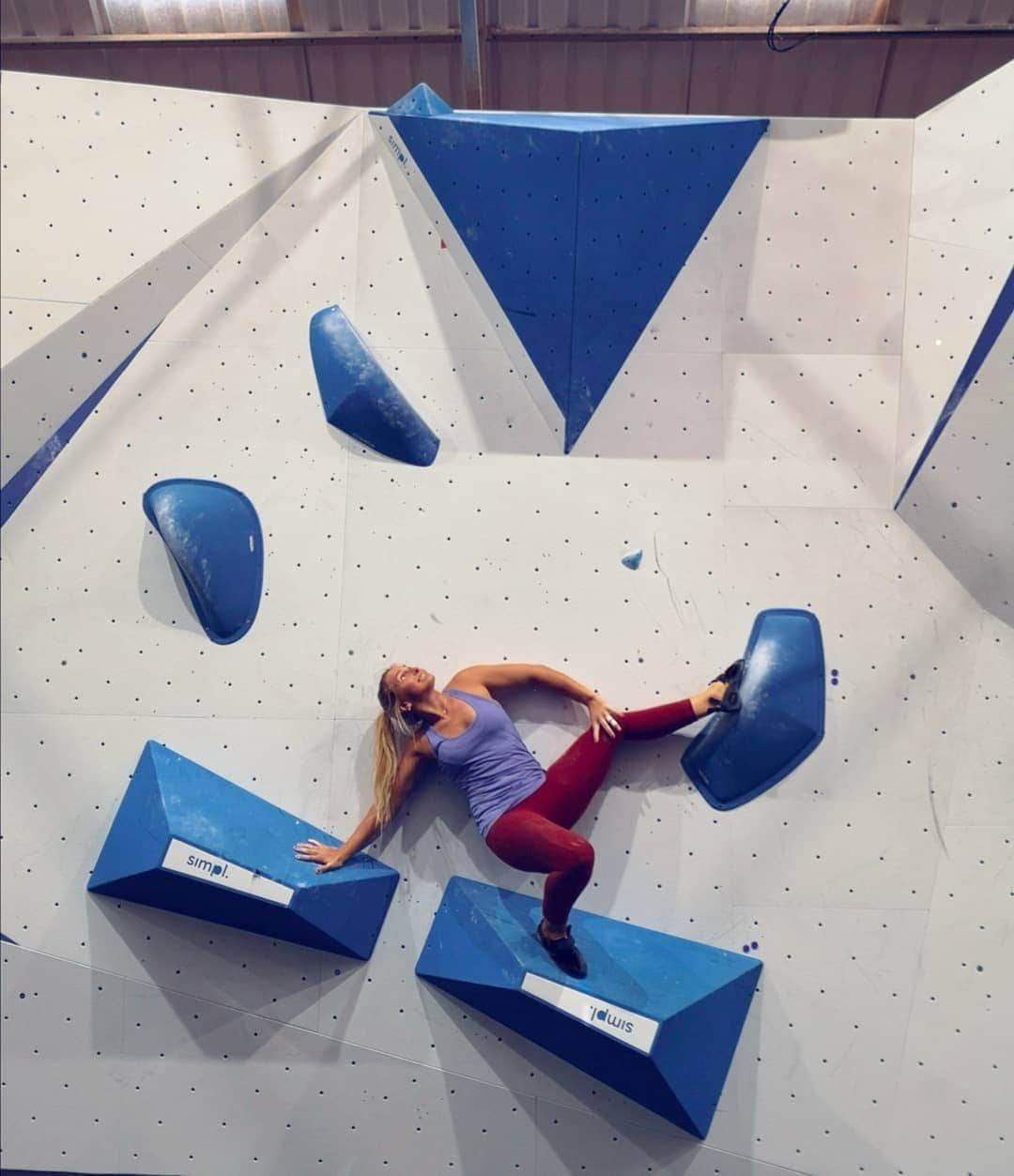 リア・クレインさんのインスタグラム写真 - (リア・クレインInstagram)「When you've done blocs, do you ever revisit them.. Eliminate holds? Make new rules? It can make a bloc that seems easy suddenly very hard! And sometimes ends in hilarious results 🤣」9月13日 5時36分 - leahcraneclimbing