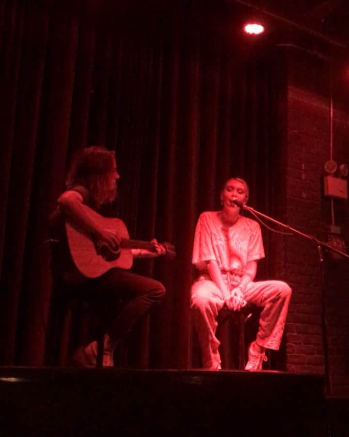 ケイリン・ルッソのインスタグラム：「It’s mellow but it’s tight ✨so happy I got to end my nyfw w an Impromptu acoustic set」