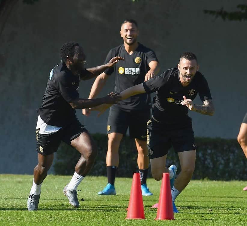 クワドォー・アサモアさんのインスタグラム写真 - (クワドォー・アサモアInstagram)「Who is faster? 💪🏿💨🤣 #epic @marcelo_brozovic @inter  Chi e’ più veloce? 💪🏿💨🤣 #epic @marcelo_brozovic @inter」9月13日 5時44分 - asamoahkwadwo