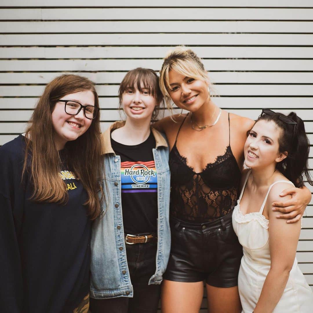 Mali-Koa Hoodさんのインスタグラム写真 - (Mali-Koa HoodInstagram)「My meet and greet a few months back!!! It was 30 degrees, it was a weekday afternoon and these guys travelled from all parts of the UK to visit me and celebrate the release of Sorry. It was such a pleasure to meet and speak to each of them and I’m really thankful that they seem to love the few songs I’ve released. I was lucky enough to see nearly all of them the next day at a support gig, where they screamed Sorry and Pretend lyrics in the foyer.  They made that gig for me. You guys are the people I make music for ⭐️⭐️⭐️⭐️ thankyou, you bloody beautiful people. SEE YOU AT THE NEXT?  PS Instagram handles below so I can tag you please xxx」9月13日 5時45分 - malikoa