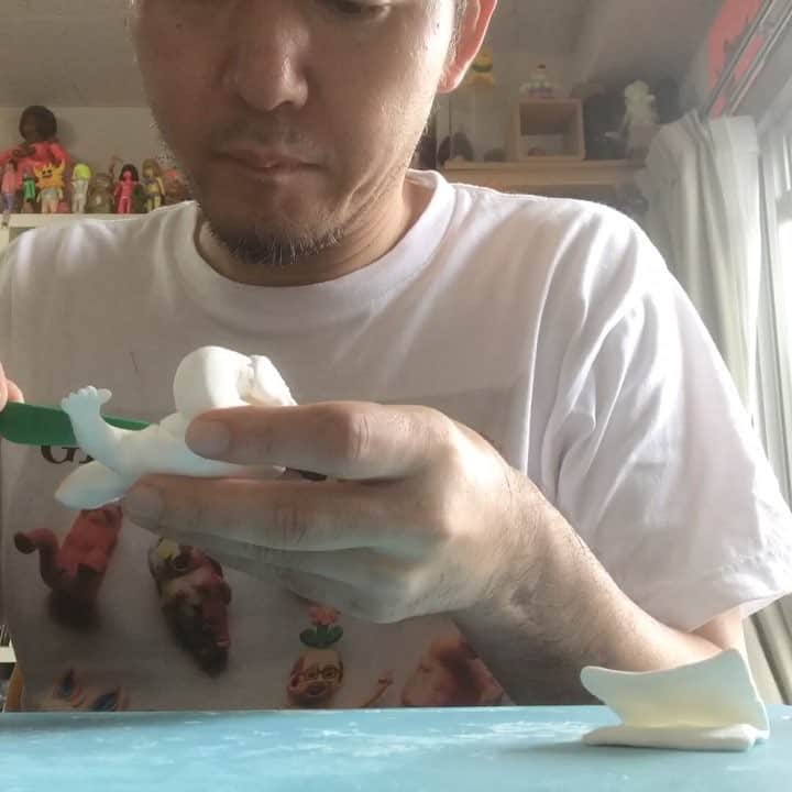 デハラユキノリのインスタグラム：「サトシ君を作ります タイの個展用の作品です I will make Satoshi, a work for a solo exhibition in Thailand. #dehara  #deharayukinori  #satoshiyamamoto  #jptoysgallery」