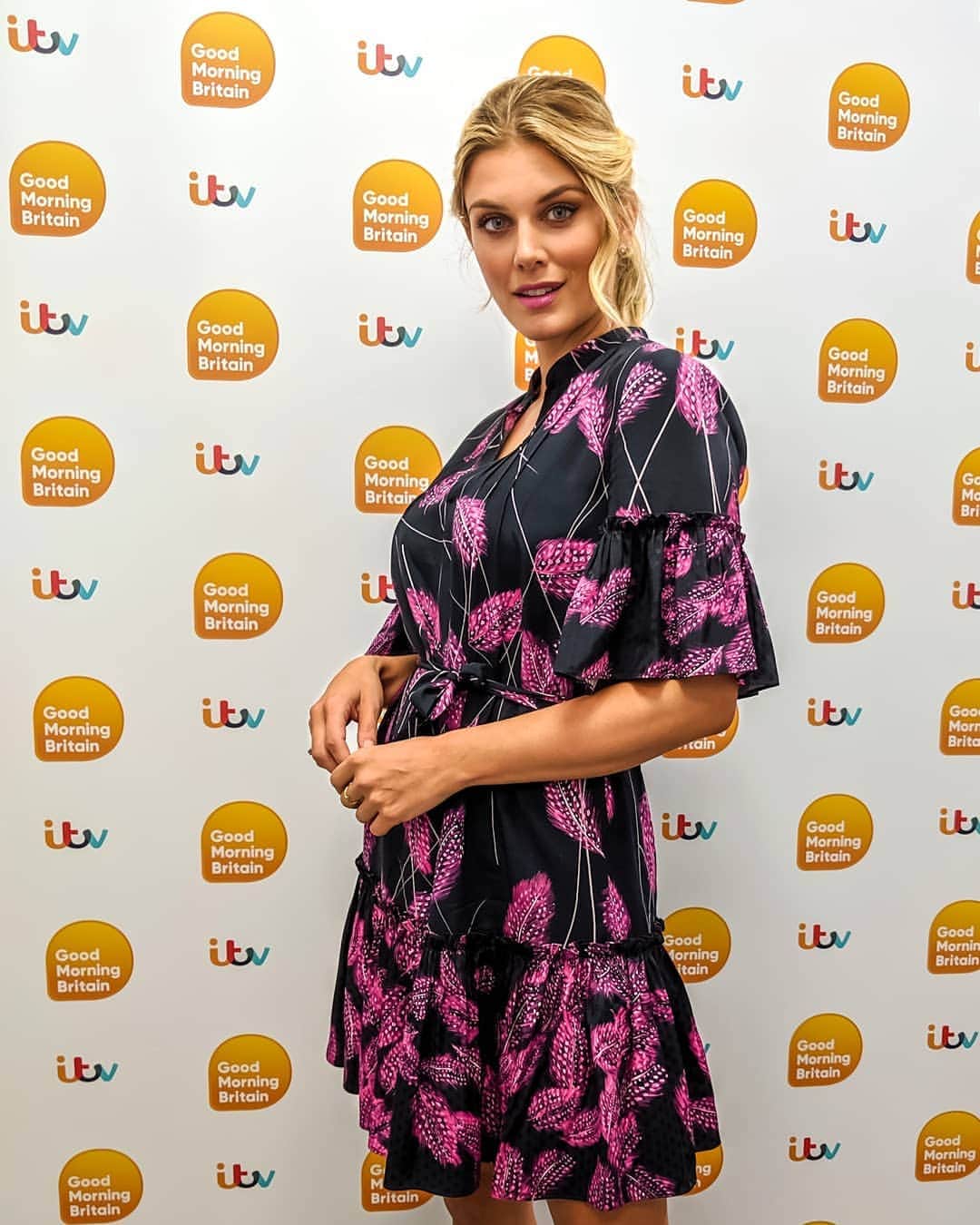 Ashley Jamesさんのインスタグラム写真 - (Ashley JamesInstagram)「Absolutely LOVED being the guest entertainment editor on @gmb today. What a career highlight! 🥰📺 Thank you so much for having me, and to all the team for being so lovely. And thanks everyone for tuning in and for the nice comments. Honestly, I'm beaming.😁 My dress is @reiss and earrings @swarovski. Styling by @aoifeodohertystylist, of course! 💜 #gmb」9月13日 16時41分 - ashleylouisejames