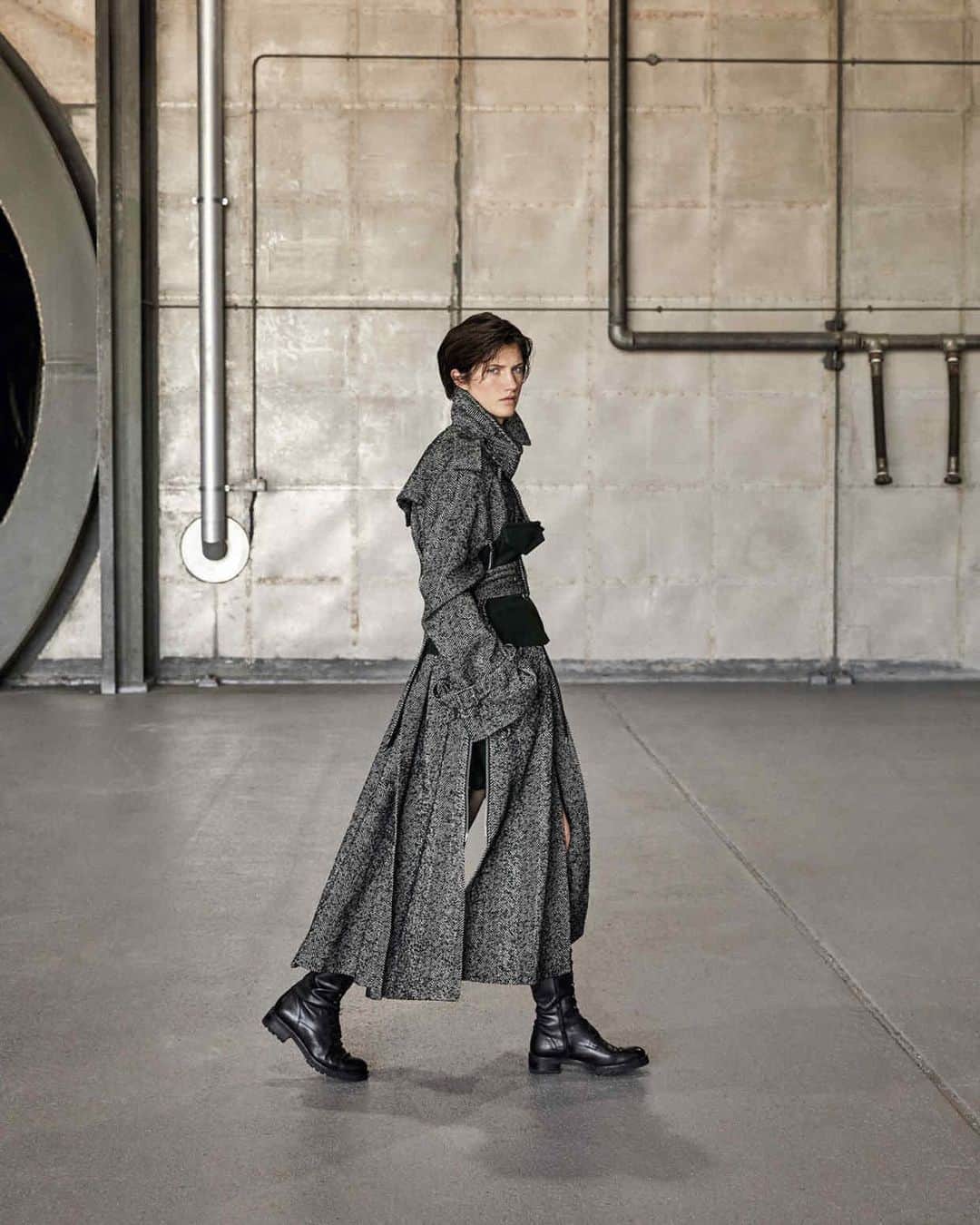ルパートサンダーソンのインスタグラム：「These boots are made for walking | Duncan returns for #AW19 | #AsSeenIn @ft_howtospendit this weekend | Thank you @raphaellehelmore | #BikerBoots #TallBoots #BootAddict #LFW #TapToShop #RupertSanderson」