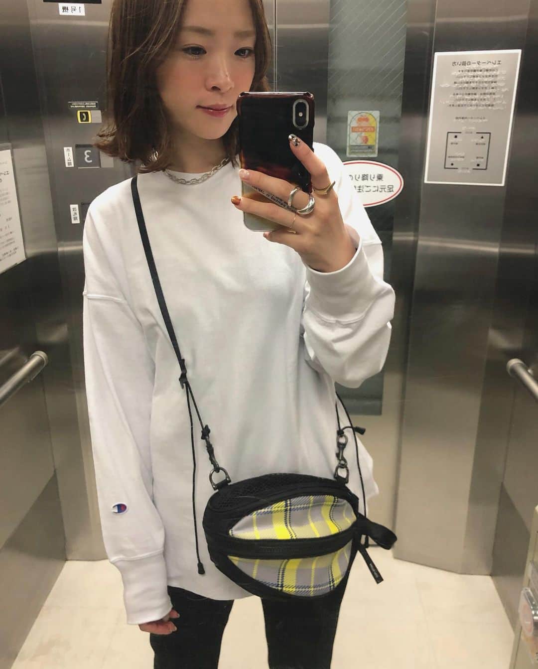 野尻美穂のインスタグラム：「今日からmihonano発売です🥺💕 素晴らしい気候でロンTがバッチリ着れました🏄‍♂️ インせずそのまま着るのが私は好き🥰 このロンTは幅やら長さやらサンプルチェックが1度しかできない緊張で命がけで修正して作っていただきました😭⚡️沢山の方に気に入ってもらえますように🙏 大好きなリバースウィーブ！ どうぞ宜しくお願いいたします❤️ nameのニュウBAGとともに🐶🏀 #mihonano #name #ん #お袖長め族」