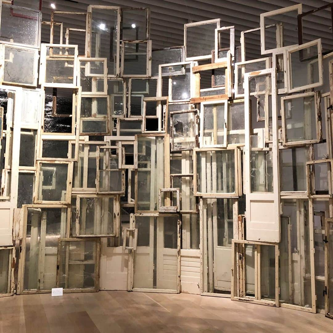 岡田育さんのインスタグラム写真 - (岡田育Instagram)「Works of Chiharu Shiota. / 大人気。しかしせっかくの大規模個展なので現在に至るまでの過去作品をもう少しじっくり観たかった気も……。 . . #塩田千春展魂がふるえる #塩田千春 #chiharushiota #moriartmuseum #森美術館 #roppongi #tokyo #japan」9月13日 15時20分 - okadaic