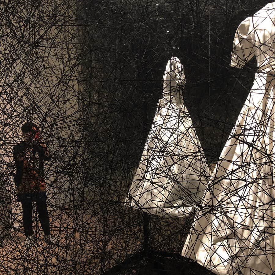 岡田育さんのインスタグラム写真 - (岡田育Instagram)「Works of Chiharu Shiota. / 大人気。しかしせっかくの大規模個展なので現在に至るまでの過去作品をもう少しじっくり観たかった気も……。 . . #塩田千春展魂がふるえる #塩田千春 #chiharushiota #moriartmuseum #森美術館 #roppongi #tokyo #japan」9月13日 15時20分 - okadaic