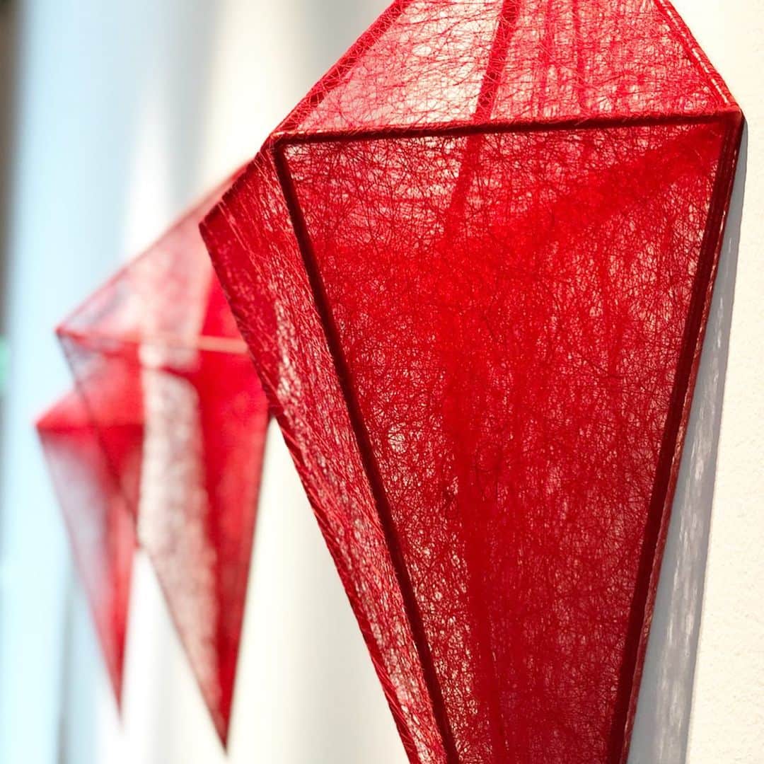 のインスタグラム：「Works of Chiharu Shiota. / 大人気。しかしせっかくの大規模個展なので現在に至るまでの過去作品をもう少しじっくり観たかった気も……。 . . #塩田千春展魂がふるえる #塩田千春 #chiharushiota #moriartmuseum #森美術館 #roppongi #tokyo #japan」