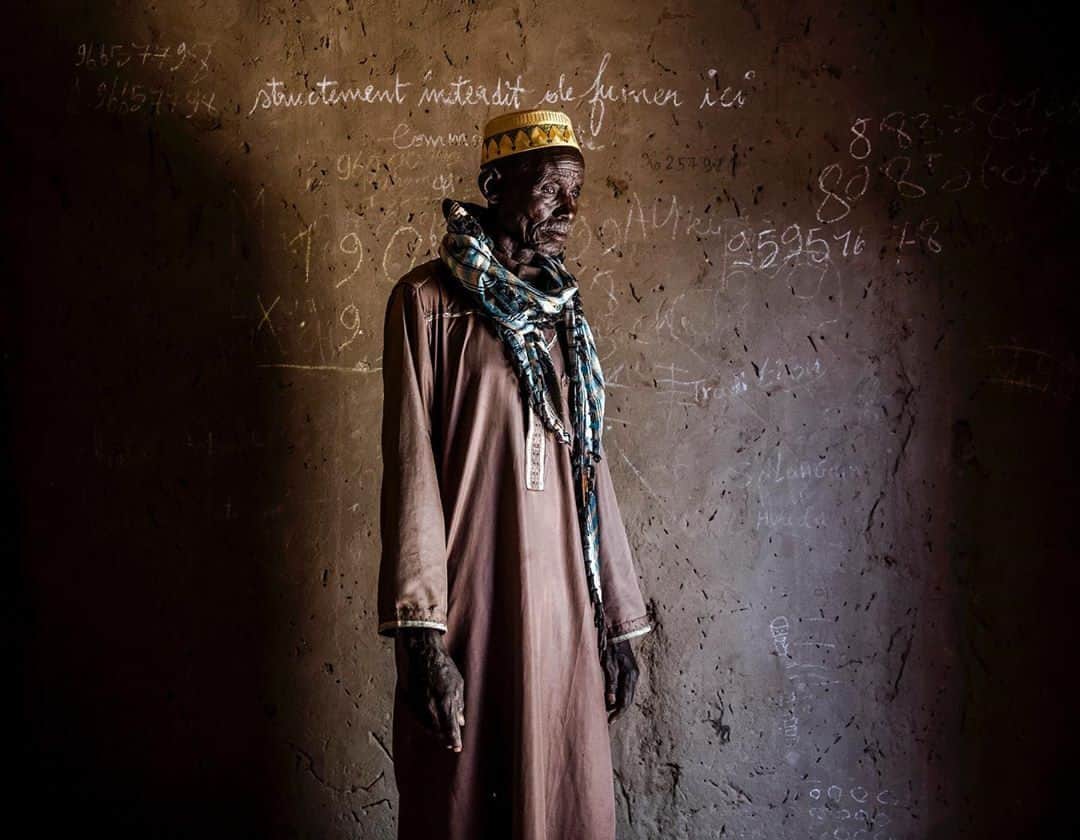AFP通信さんのインスタグラム写真 - (AFP通信Instagram)「#AFPrepost 📷 @luistatophoto - A few weeks ago I went to Niger and Ghana on assignment for @afpphoto to shoot a fascinating and challenging story about resilience and food production in the Sahel region for a book edited by the United Nations FAO.  In the African Sahel, located between the Sahara Desert and the equator, the climate has long been inhospitable. But now rising temperatures have caused prolonged drought and unpredictable weather patterns, exacerbating food shortages, prompting migration and contributing to instability in countries already beset by crisis.  A well-targeted, efficiently-crafted, and locally-driven climate change adaptation and mitigation measures can improve socio-economic conditions, and protect the livelihood of communities of the fragile ecosystems of the Sahel.  #photography #photojournalism #documentaryphotography #reportage #reportagespotlight #niger #ghana #sahel #ecosystem #nature #climatechange #westafrica #northafrica #africa #weather #food #crisis #foodproduction #weather #tree #landscape #afpphoto #dailylife #instagram #everydaysocialjustice #picoftheday #baobab」9月13日 15時22分 - afpphoto