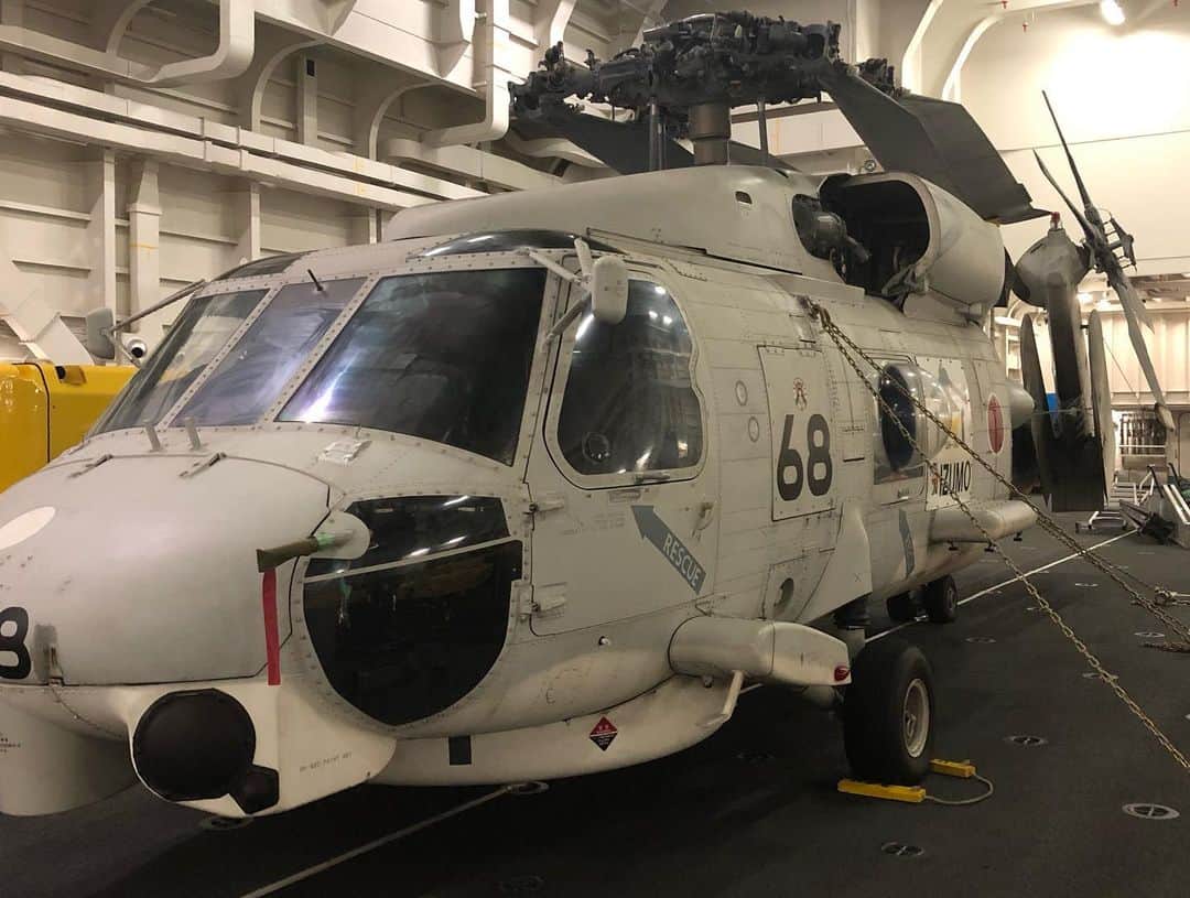 無良崇人さんのインスタグラム写真 - (無良崇人Instagram)「先日ご縁がありまして。 DDH-183 ヘリコプター搭載護衛艦 いずも  を見学させていただきました！！ 隣のイージス艦や、護衛艦、そして南極観測船しらせ が小さく見えるほどの大きさ。。さすが海上自衛隊史上最大の護衛艦です。。 格納庫にはSH-60シーホークも。 飛行甲板の広さと言ったら。もはや船だということを忘れてしまいそうなくらいでした。。 いろんな話も聞けて嬉しかったです！ 貴重な体験をさせていただきありがとうございました！！ #jmsdf #海上自衛隊 #海上自衛隊横須賀基地  #ddh183_いずも  #sh60 #無良崇人 #提督」9月13日 15時27分 - takahitobh5d