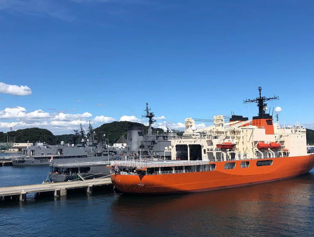 無良崇人さんのインスタグラム写真 - (無良崇人Instagram)「先日ご縁がありまして。 DDH-183 ヘリコプター搭載護衛艦 いずも  を見学させていただきました！！ 隣のイージス艦や、護衛艦、そして南極観測船しらせ が小さく見えるほどの大きさ。。さすが海上自衛隊史上最大の護衛艦です。。 格納庫にはSH-60シーホークも。 飛行甲板の広さと言ったら。もはや船だということを忘れてしまいそうなくらいでした。。 いろんな話も聞けて嬉しかったです！ 貴重な体験をさせていただきありがとうございました！！ #jmsdf #海上自衛隊 #海上自衛隊横須賀基地  #ddh183_いずも  #sh60 #無良崇人 #提督」9月13日 15時27分 - takahitobh5d