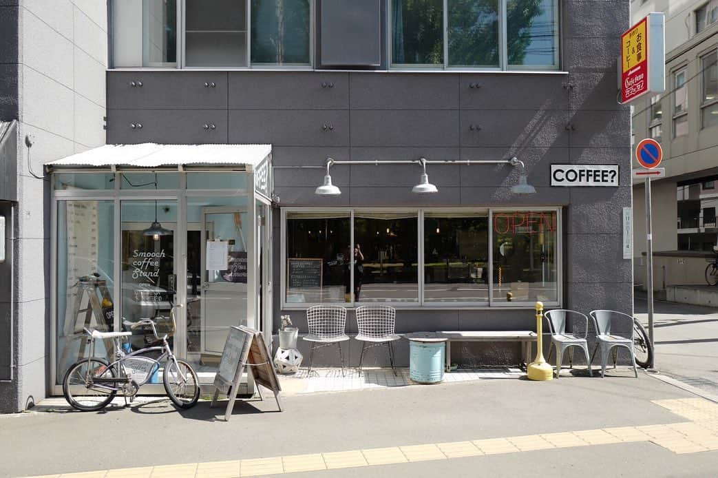 石井輝明さんのインスタグラム写真 - (石井輝明Instagram)「北海道カフェ。 昨日の夕方は秋の香りがした。 ノスタルジックな気持ちになるのは、歳をとったせいだと思う。 「せい」ではなく「おかげ」ともとれる。 そう思うのは歳をとったおかげかもしれない。  #smoochcoffeestand #cafe #coffee #カフェ #北海道カフェ #札幌カフェ #カフェ芸人 #今日はコーデュロイのズボンを履いてる #早いとは思う #でももうええかってなった #着たいものを着ればいい #行きたいとこに行けばいい #したいことをすればいい #今日もカフェに行く #位置情報めちゃめちゃやないか」9月13日 15時29分 - comandanteishii