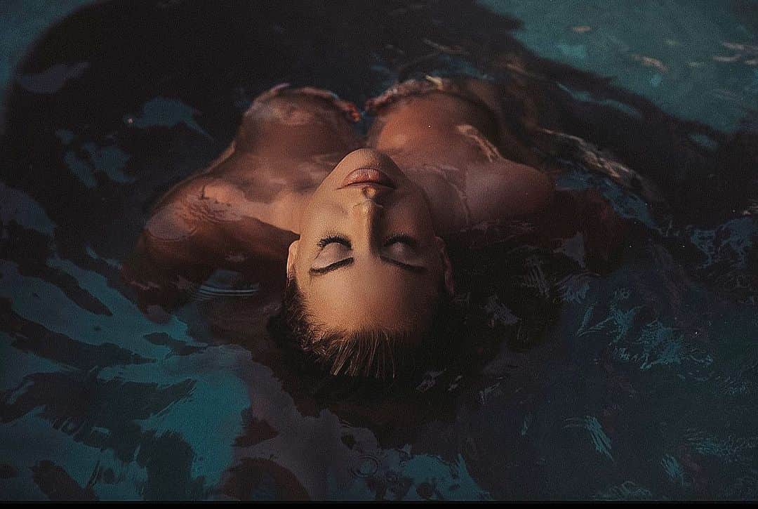 ロリン・ヨークのインスタグラム：「take me home to the ocean」
